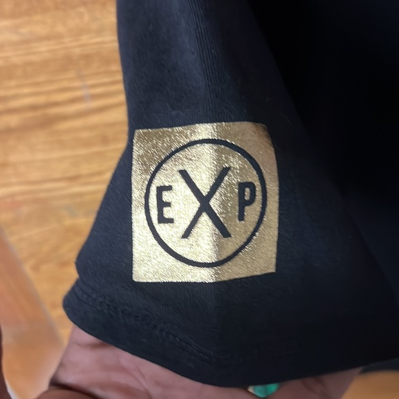 Express Boston Celtics Gold Logo T-Shirt - Picture 4 of 5